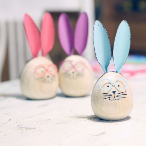 Product Decorative rabbit figurines with faces for playful accents on tables and shelves, 14cm, 3 pieces