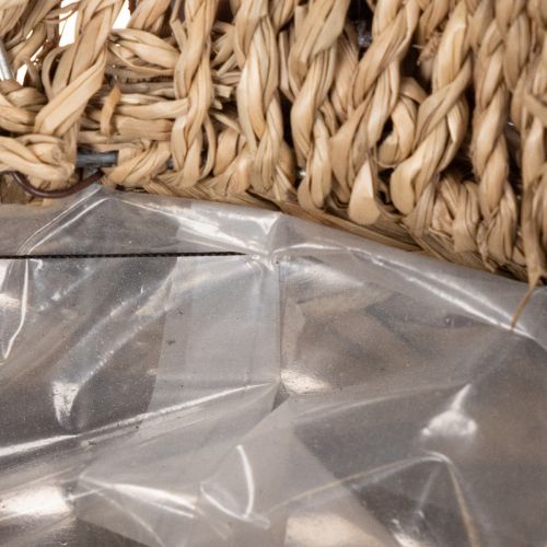 ProductName  
Handwoven Owl Basket for Home Decoration – 18cm  

ProductDescription  
<h2>Handwoven Owl Basket for Home Decoration</h2>  
<p>Crafted from natural water hyacinth materials, this decorative owl-shaped basket makes a charming addition to any  | Floristik24.co.uk