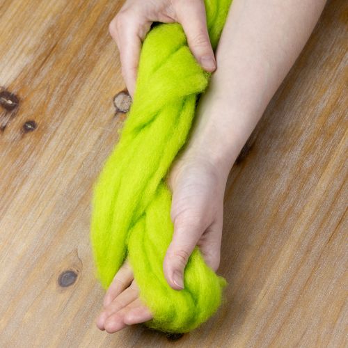 Soft Green Wool Roving for Crafting and Seasonal Decorations (2m) | Floristik24.co.uk